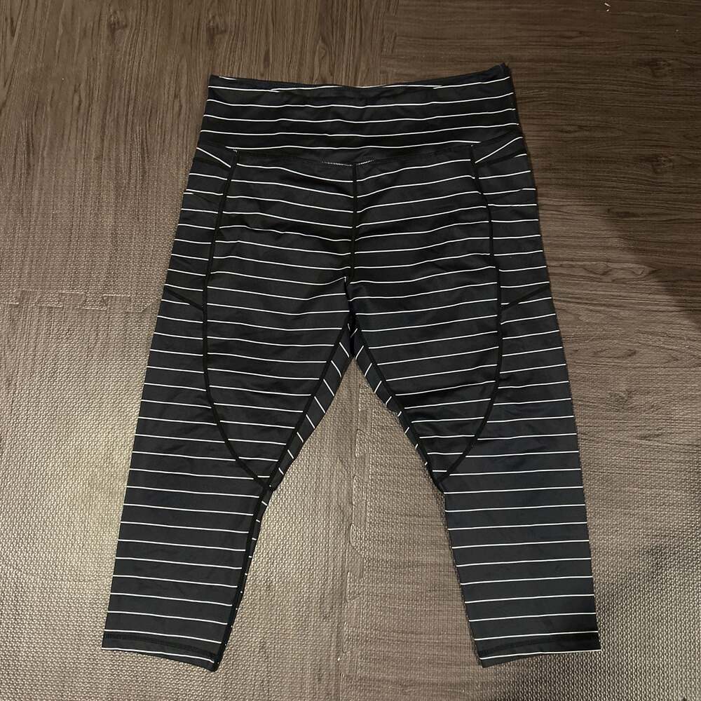 Zyia Active Black and White Stripe Light n Tight Hi-Rise Pocket Capri Leggings